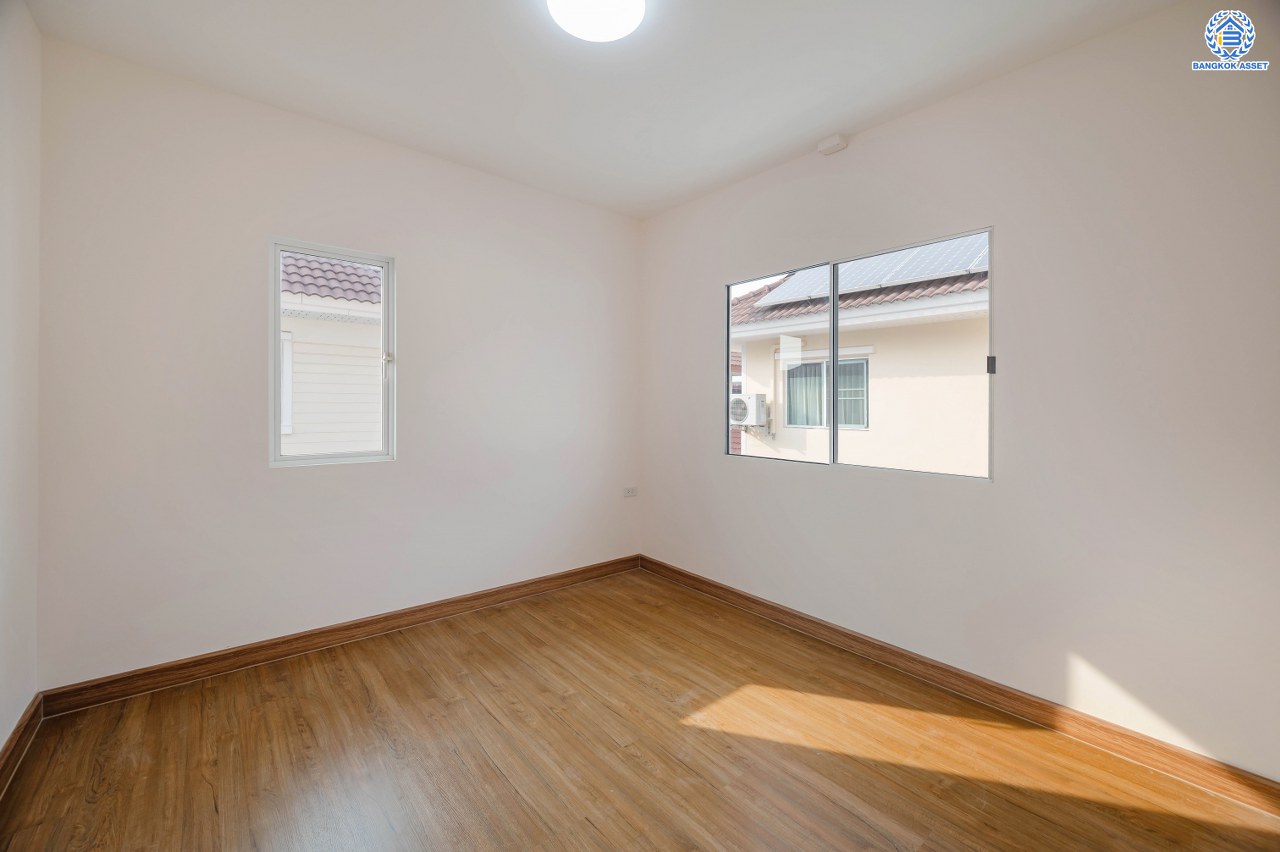 บ้านมือสองตกแต่งใหม่ โครงการ เพอร์เฟคพาร์ค วัดพระนอน จากแบรนด์ Property Perfect เนื้อที่ 56 ตร.ว. พื้นที่ใช้สอย 195.07 ตร.ม. ฟังก์ชัน 3 ห้องนอน 3 ห้องน้ำ 1 ห้องอเนกประสงค์ 2 ที่จอดรถ พร้อม Facilities ครบครัน บนทำเลเชื่อมต่อถนนกาญจนาฯ ใกล้ทางด่วน "ศรีรัช" เซ็นทรัลเวสต์เกต และรถไฟฟ้าสายสีม่วง "สถานีตลาดบางใหญ่"